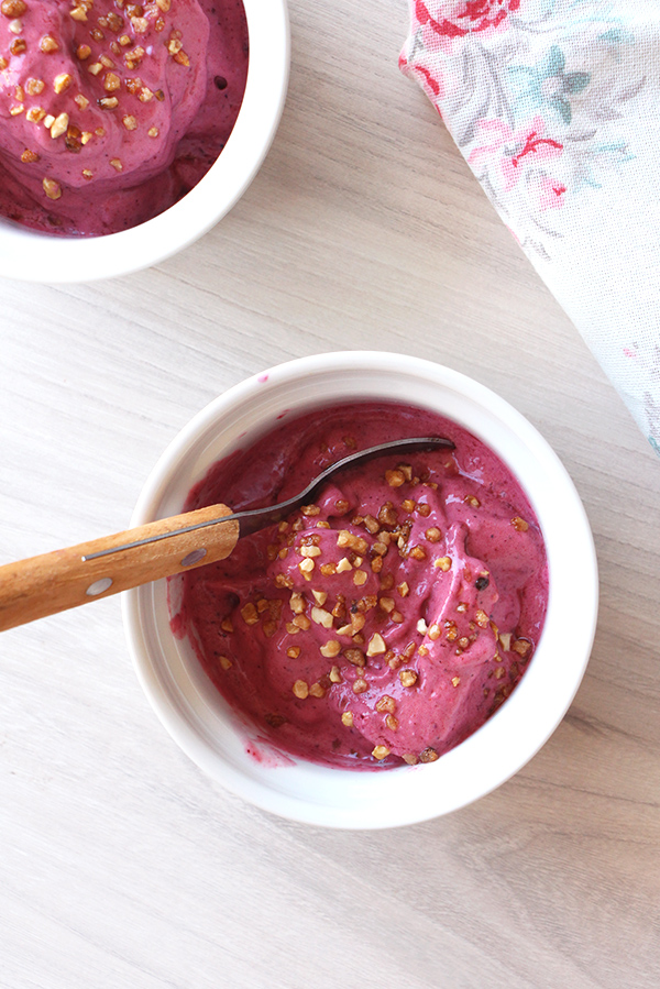 ¡Esta receta os va a encantar! Nunca diríais que es tan fácil y rico preprar un helado saludable.