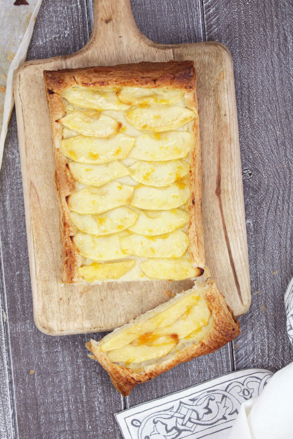 Clásica tarta de manzana con crema pastelera casera y una base de hojaldre crujiente.
