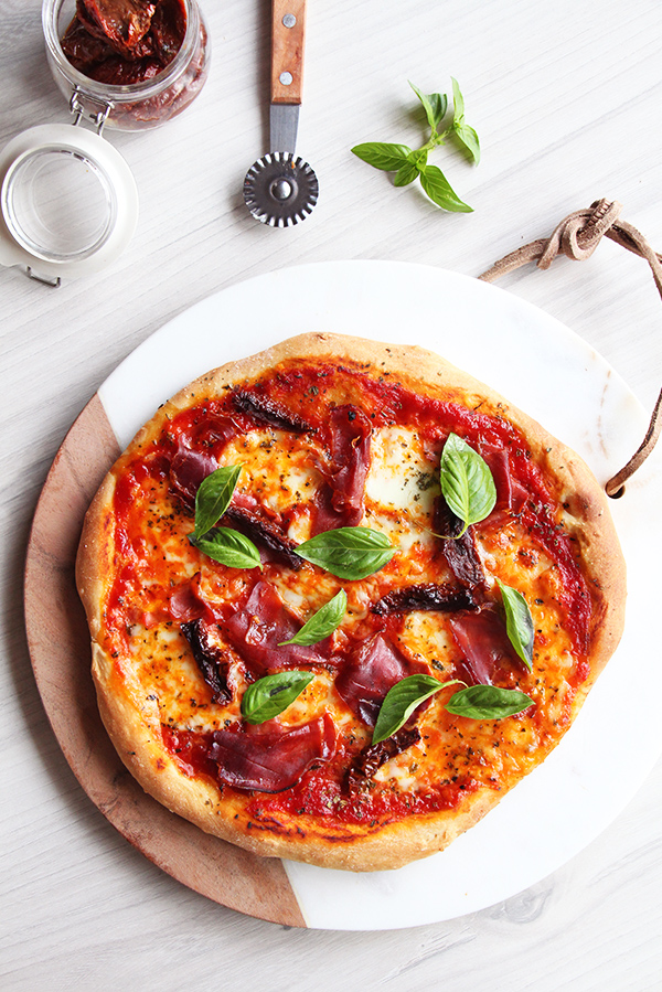 Pizza Casera Crocante Con Salsa De Calabaza Y Jamón Serrano Virutas De Limón<script async src=